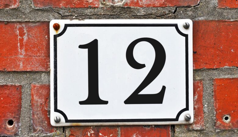 Montaż tabliczki adresowej – obowiązek właściciela domu